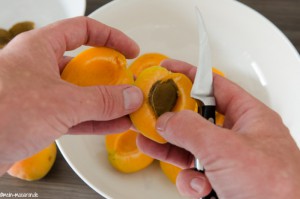 Aprikosen halbieren und entkernen.