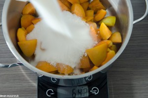 Gelierzucker abwiegen, 500 Gramm.