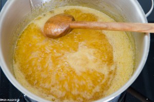 Aprikosenpüree erneut aufkochen.