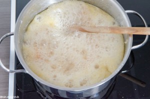 Aprikosen mit Gelierzucker aufkochen und 5 Minuten sprudelnd kochen.