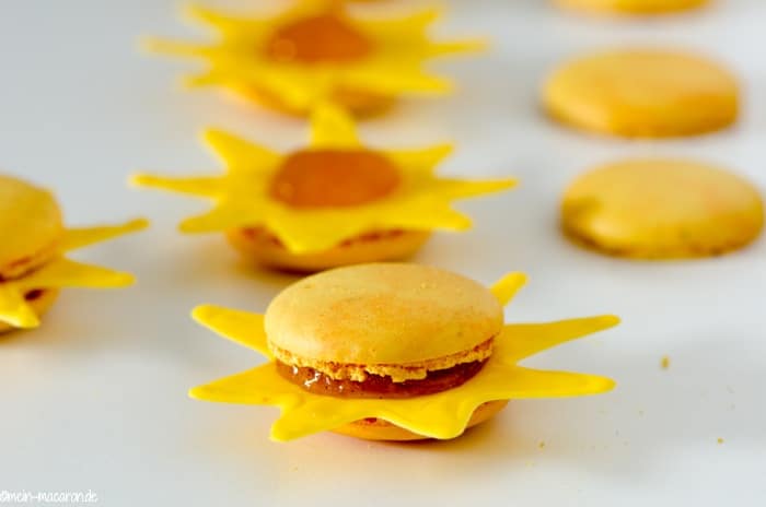 Sonnige Aprikosen-Macarons.
