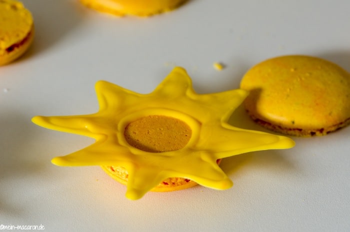 Sonnige Aprikosen-Macarons füllen.