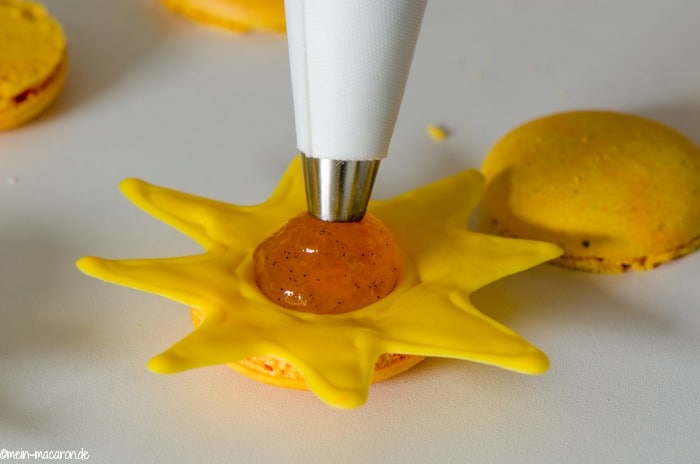 Sonnige Aprikosen-Macarons füllen.