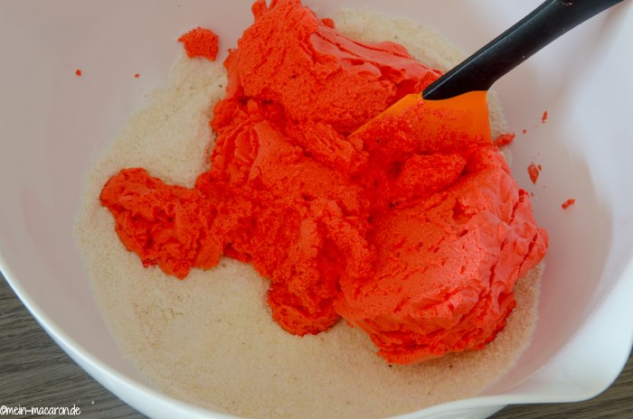 Mandeln, Puderzucker und Eischnee kommen zusammen.