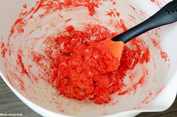 Streiche zwischendurch den Spatel sauber, damit es keine Klümpchen gibt.