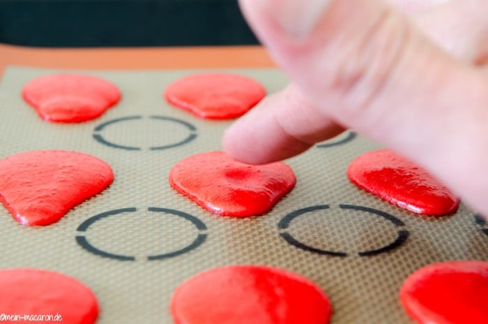 Lass die Macaron-Tupfen gut antrocknen.