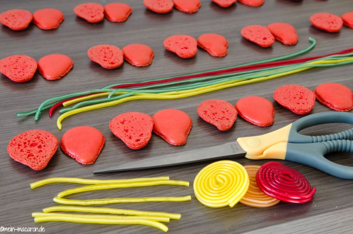 Macarons nach Größe sortieren und Bändchen vorbereiten.