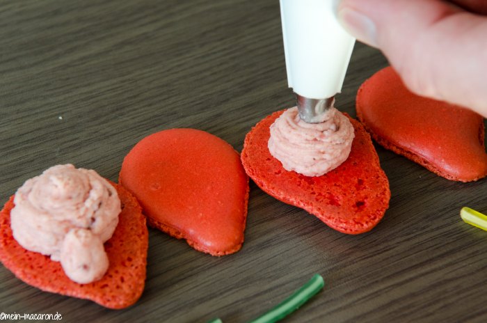 Die Macarons werden gefüllt.