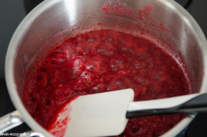 Johannisbeerpüree aufkochen.