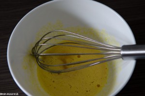 Eigelb und Zucker glatt rühren.