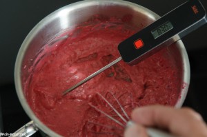 Johannisbeerpüree abbinden und auf ca, 85°C erhitzen.