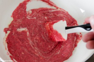 Johannisbeerpüree und Kuvertüre miteinander verrühren.