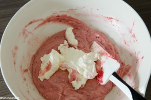 Johannisbeermousse fertig stellen und die restliche Sahne unterheben.