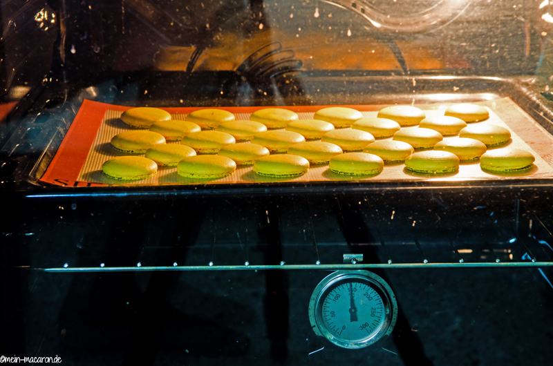 In wenigen Augenblicken sind sie fertig. Die Macaron-Tupfen nach 12 Minuten.
