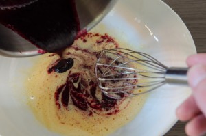 Eigelb, Zucker und Kirschpüree verrühren.