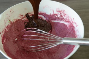 Aufgelöste Kuvertüre und Kirschcreme verrühren.