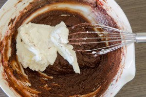Schoko-Kirschmousse fertigstellen.