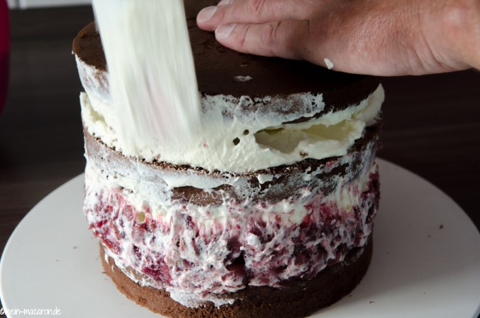 Schwarzwälder Kirschtorte zusammen setzen.