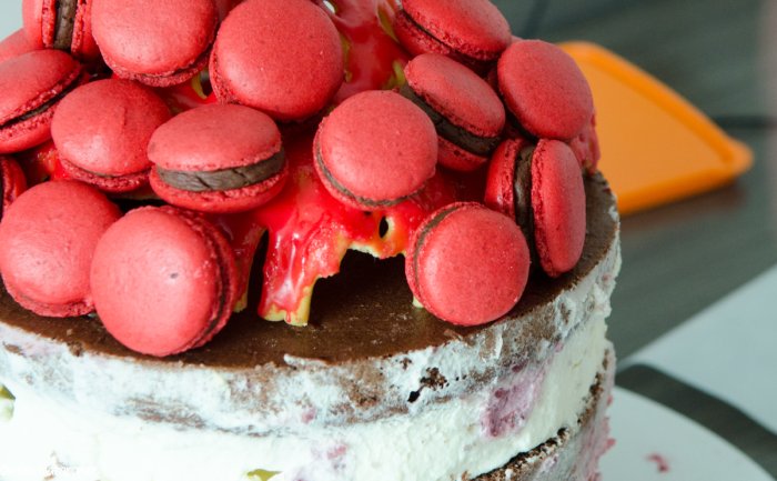 Schwarzwälder Kirschtorte mit Macarons.