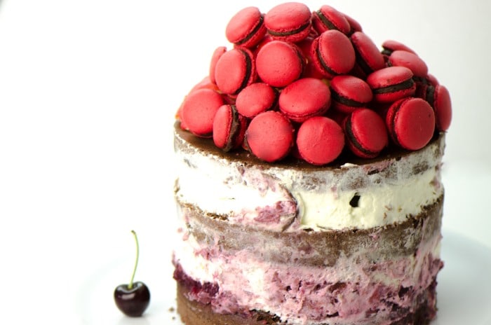 Schwarzwälder Kirschtorte mit Macarons.