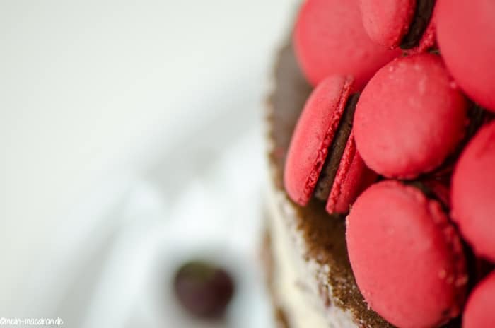 Schwarzwälder Kirschtorte mit Macarons.