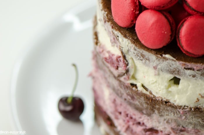 Schwarzwälder Kirschtorte mit Macarons.
