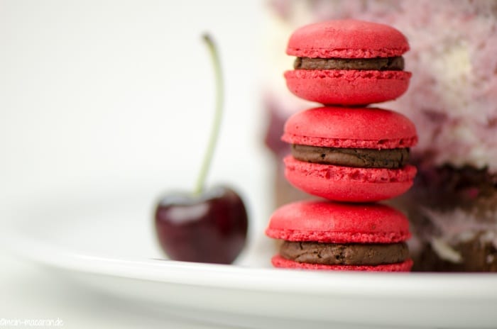 Macarons mit Schoko-Kirschmousse.