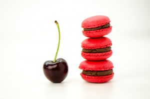 Macarons mit Schoko-Kirschmousse.