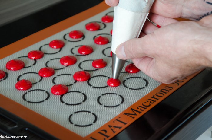 Mini-Macarons aufspritzen.