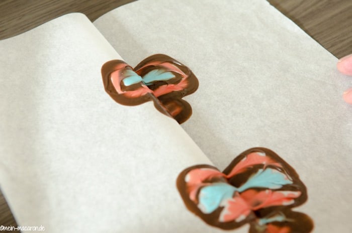 Ziehe das Backpapier schnell aber gleichmäßig auseinander.