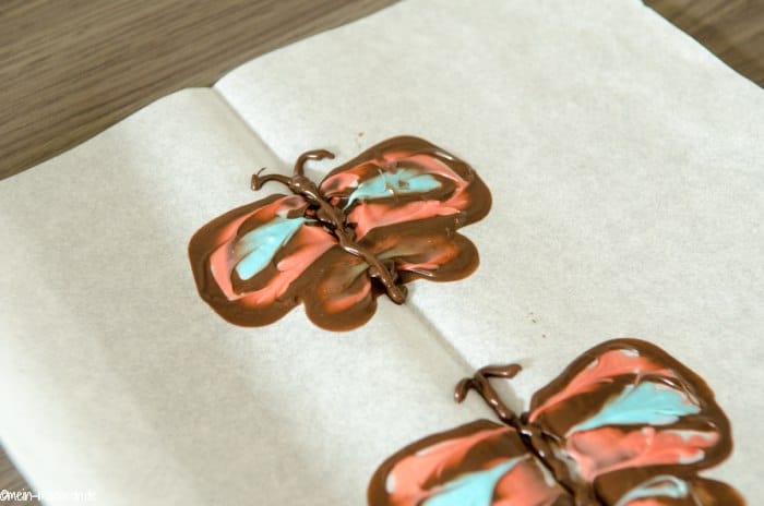 Decor Schmetterlinge aus Kuvertüre selber machen.