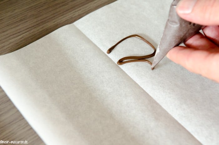 Der obere Teil des Flügel etwas größer als der untere.