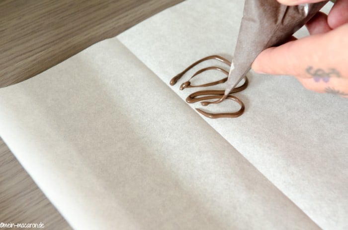 Mit Muster, frei nach belieben, auffüllen.