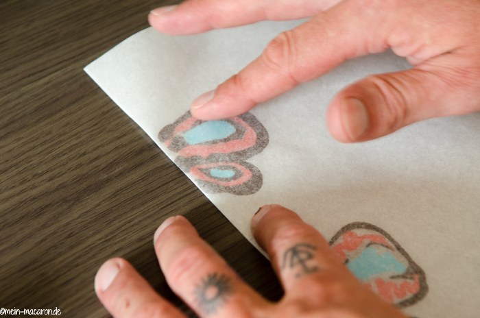 Backpapier zusammenfalten und sanft andrücken.