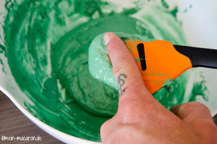 Die Mandelpaste auflockern.