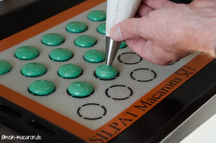 Macaron-Tupfen gleichmäßig aufspritzen.