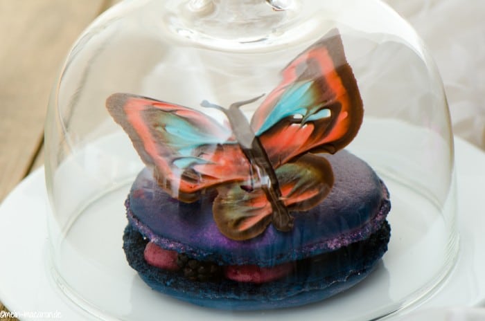 Macarons mit Brombeermousse.