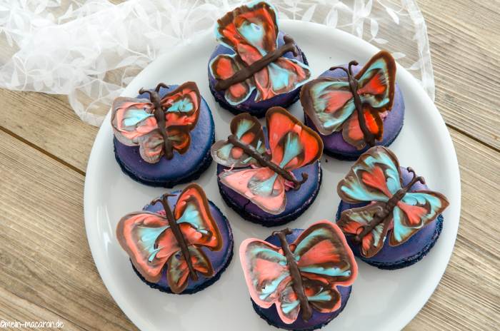 Riesen-Macarons mit Brombeermousse gefüllt.