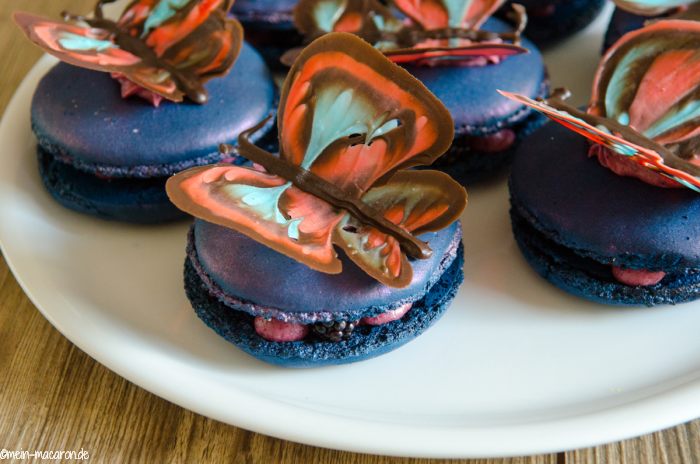 So kommen die Schmetterlinge auf die Macarons.
