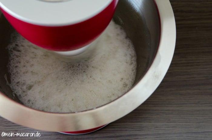 Das Eiweiß wird schaumig angeschlagen.