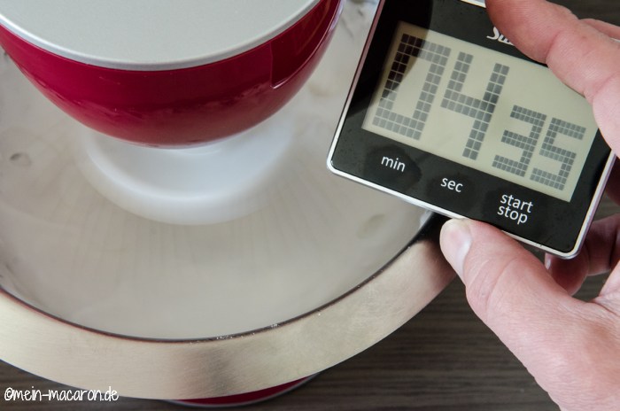 Den Eischnee für 8 Minuten aufschlagen.