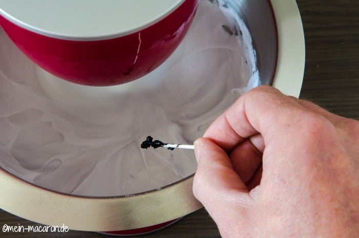 So färbst du den Eischnee für Macarons