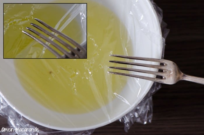 Mit einer Gabel Löcher in die Frischhaltefolie machen.