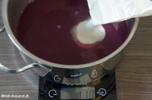Fruchtpüree und Gelierzucker abwiegen und verrühren.