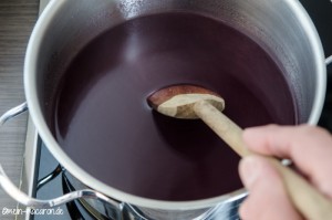 Die Marmelade unter rühren aufkochen.