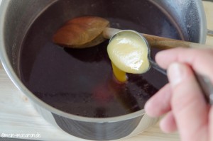 Den Honig in die fertige Marmelade einrühren.