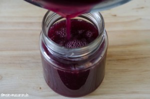 Die heiße Marmelade in ein Glas füllen.