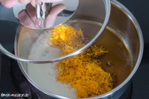 Kürbisraspel, Sahne und Espresso in einen Topf geben.