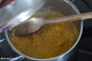 Kürbismasse bei geschlossenem Deckel aufkochen und ziehen lassen.
