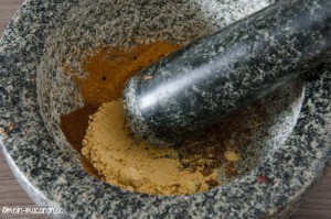 Gewürzmischung aus Ingwer, Zimt, Nelke, Piment und Muskatnuss herstellen.